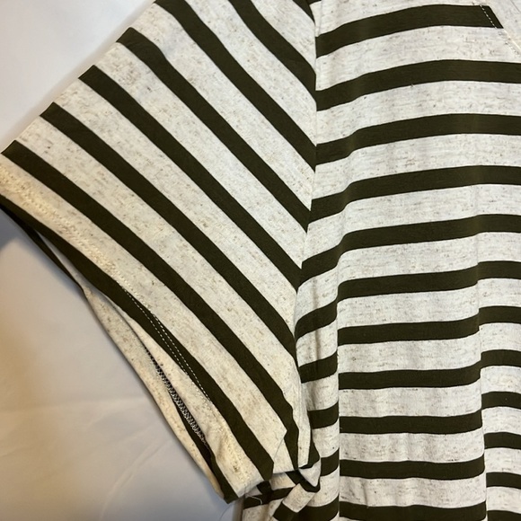 Women's Stylish and Comfortable Short Sleeve, Plus Size, Striped Top. Size 2X - Picture 4 of 12